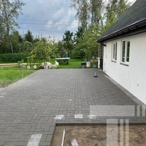 ukladka-bruschatki-pered-domom-min
