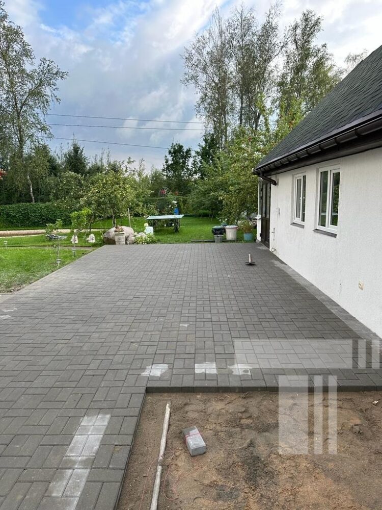 ukladka-bruschatki-pered-domom-min
